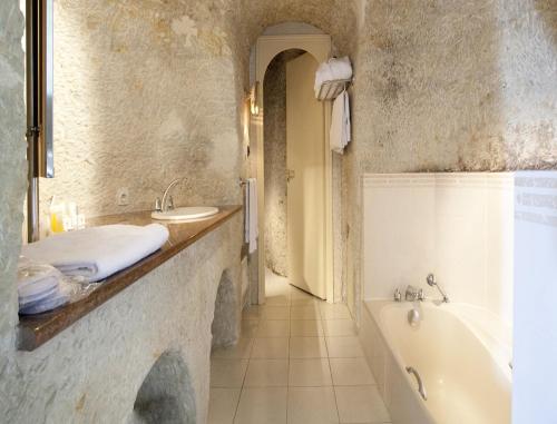 罗什科尔邦豪特斯洛克斯酒店的带浴缸、水槽和浴缸的浴室