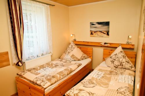 巴斯托夫Sonnenblick的一间卧室设有两张床和窗户。