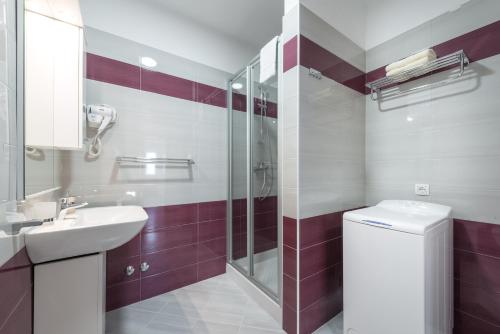 察夫塔特Apartments Rilovic, City and Sea view apartments的浴室配有卫生间、盥洗盆和淋浴。