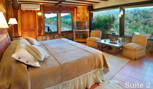 坎伯雷塔Suites de la Colina的一间带大床的卧室和一间客厅