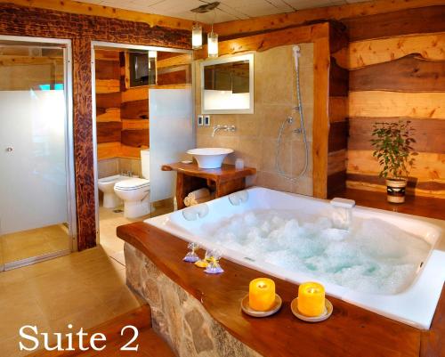 坎伯雷塔Suites de la Colina的浴室配有大浴缸及卫生间