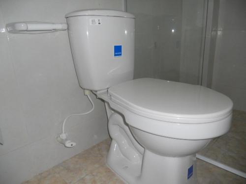 BaranoaHotel Manzanares Baranoa的一间位于客房内的白色卫生间的浴室