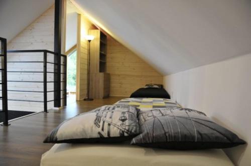 ZłatnaDomek na szlaku Rysianka Beskidy的一间卧室配有一张带两个枕头的床