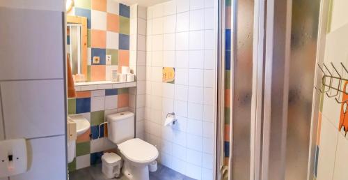 利普托斯基米库拉斯Apartman 311 Tatralandia的一间带卫生间和淋浴的浴室