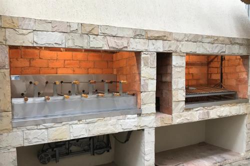恩卡纳西翁德里奥公寓酒店 的建筑中带水槽的石墙