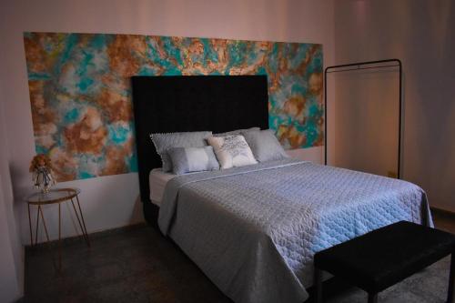 圣安娜Hostal Sole的一间卧室配有一张壁画床
