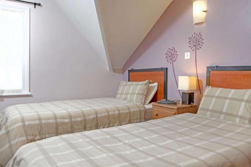 特伦托河上的纽瓦克Best Western Deincourt Hotel的一间卧室设有两张床和窗户。