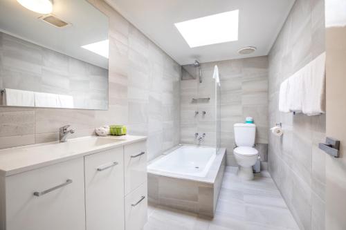 Coolaroo库拉罗奈特卡普酒店的白色的浴室设有卫生间和水槽。