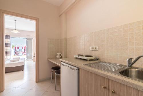 拉加纳斯Yakinthos Hotel的厨房配有水槽和台面