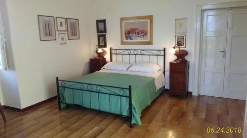 焦维纳佐B&B villa Maria的一间卧室配有一张带绿毯的床