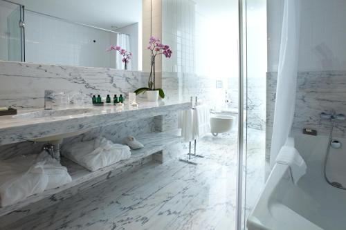 法蒂玛圣玛丽亚酒店的白色的浴室设有水槽和浴缸。