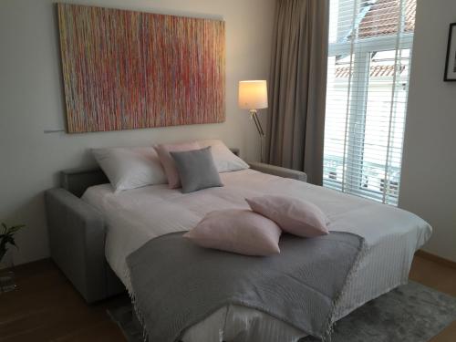 安特卫普Antwerp Town House Accommodations的一间卧室配有一张带两个枕头的床