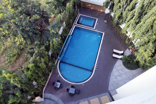 拉杰果德Patria Suites的享有带两把椅子的游泳池的顶部景致