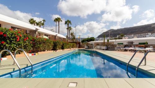 波多黎各Leticia del Mar Adults Only的度假村内的一个蓝色海水游泳池