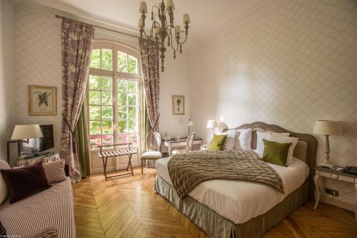 古维约夏多图尔酒店的一间卧室设有一张大床和一个窗户。