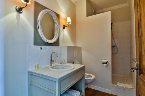 维桑Hotel Du Midi的一间带水槽和卫生间的浴室