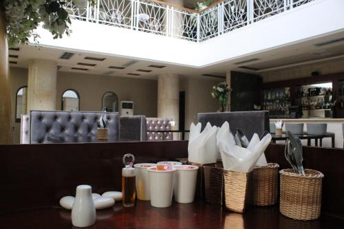 布拉柴维尔Hotel Amaritsah的一间用餐室,配有一张带食物篮的桌子