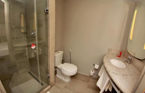 纳塔尔ibis Natal的带淋浴、卫生间和盥洗盆的浴室