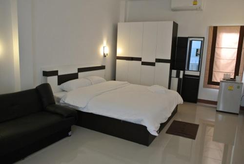 纳通市斯里兰卡岛酒店的一间卧室配有一张大床和一张沙发