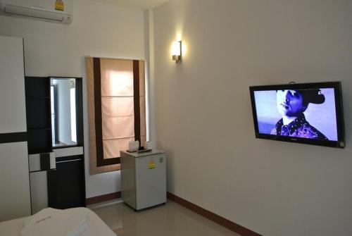 纳通市斯里兰卡岛酒店的一间墙上挂有电视的房间