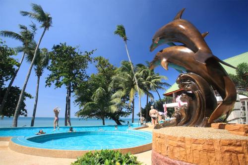 象岛库克斯酒店的海豚雕像在度假村游泳池前
