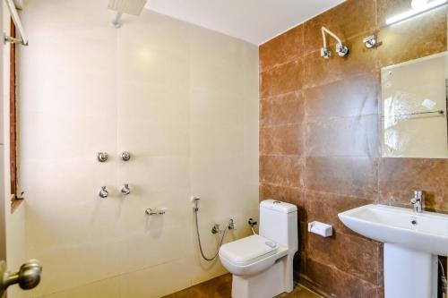 西姆拉Hotel Kaithli Hills Shimla的一间带卫生间和水槽的浴室