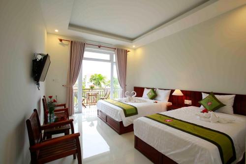 会安拉维住宿加早餐旅馆的酒店客房设有两张床和一个阳台。