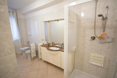 圣塞韦罗City Center n. One的浴室配有卫生间、盥洗盆和淋浴。