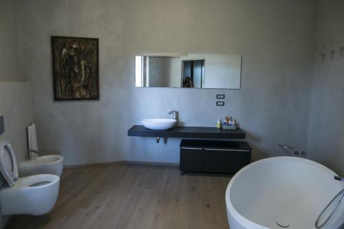 戈里齐亚Un sogno che si avvera的一间带水槽、卫生间和镜子的浴室