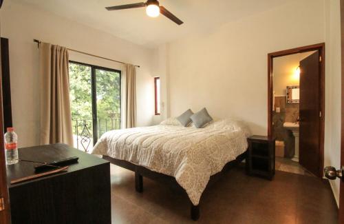 迪坡斯特兰Posada Hacienda Real的一间卧室配有一张床、梳妆台和镜子