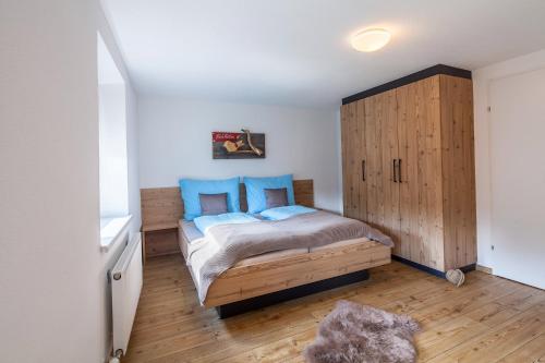 伊姆斯特Ferienwohnung bei Cooldog的一间卧室配有一张床和一个木制橱柜