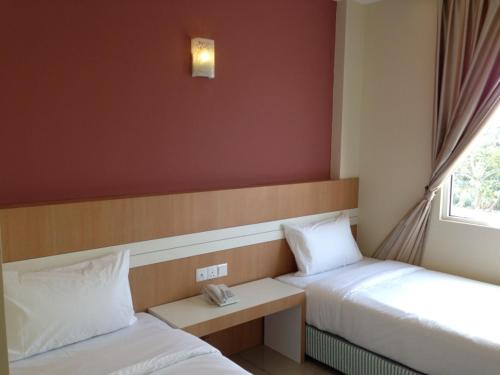 淡边Caspari Hotel的酒店客房设有两张床和窗户。