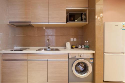 北京北京馨香雅苑公寓- 三里屯店的厨房配有水槽和洗衣机