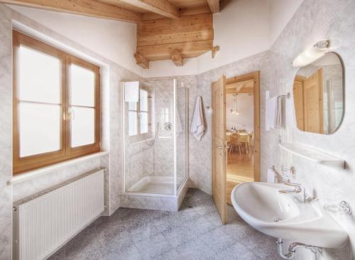 科尔塔恰Ferienhof "Lindenhof"的一间带水槽、淋浴和镜子的浴室