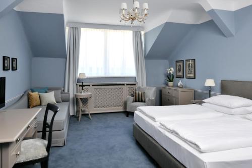 维也纳卡爱娜霍夫酒店的卧室配有一张白色大床和一把椅子
