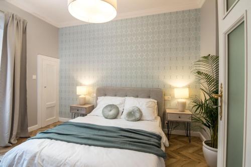 克拉科夫Apartment Nearto Old Town Kraszewskiego street的一间卧室配有一张带两个枕头的床