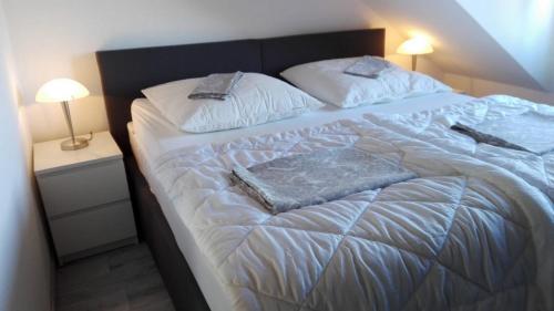 沃尔夫斯堡Direkt Wolfsburg的一张大床,房间上有两个枕头