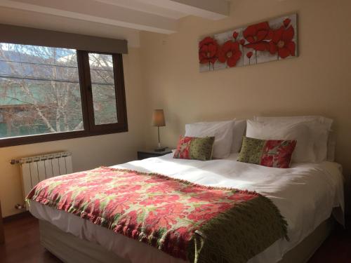 圣马丁德洛斯Abedul Apartamentos的卧室配有一张大白色床和窗户
