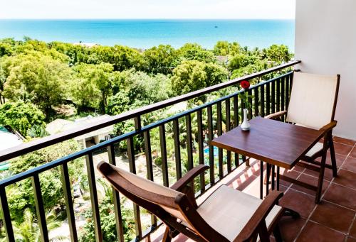富国Summer Dream Hotel的一个带桌椅的海景阳台