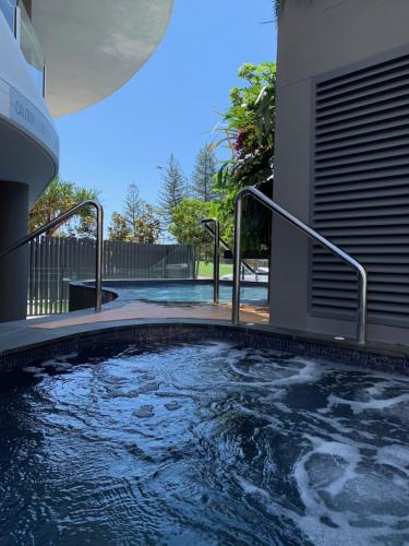 穆卢拉巴Breeze Mooloolaba, Ascend Hotel Collection的一座房子里带金属栏杆的游泳池