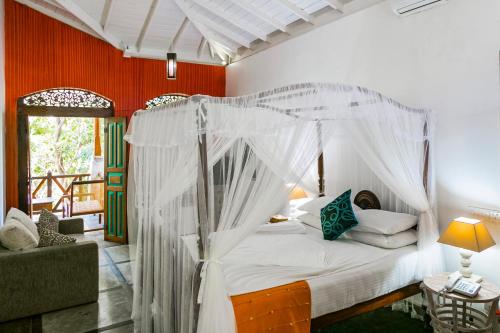 乌纳瓦图纳塔巴派尼度假酒店的一间卧室配有一张带天蓬的床