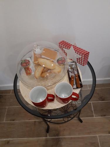 米耶雷斯H.Albar Mieres的一张玻璃桌,上面放着一盘食物和两杯