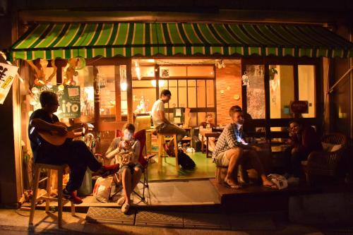 箱根隐居旅馆的一群人晚上坐在餐厅外面