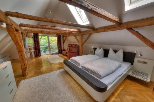 HettstedtHotel - Pension & Gaststätte "Alter König"的卧室配有一张床铺,位于带木梁的房间