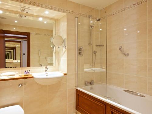 东基尔布赖德麦克唐纳德克鲁特兰别墅酒店的带浴缸、水槽和淋浴的浴室