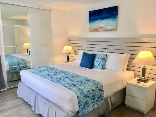基督教堂市Dover Woods Apartments的一间卧室配有一张带蓝色枕头的大床