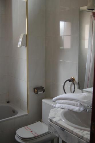 科利德纳尔戈北特瑞酒店的浴室配有盥洗盆、卫生间和浴缸。