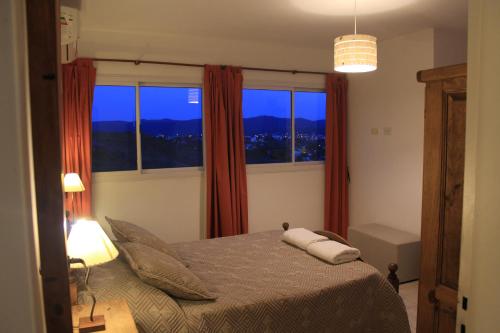 维拉卡洛斯帕兹Cabañas del Rey的一间卧室设有一张床和一个大窗户