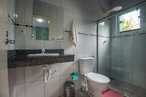 韦尔卡鲍Pousada Bela Vista do Capão的浴室配有卫生间、盥洗盆和淋浴。