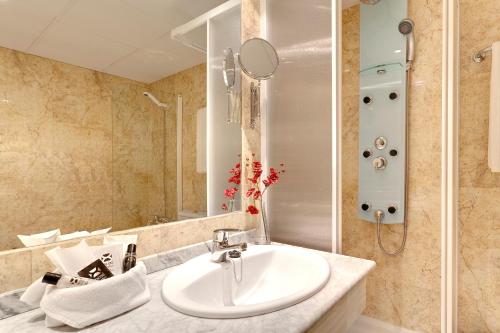 马德里托雷洪广场酒店的一间浴室
